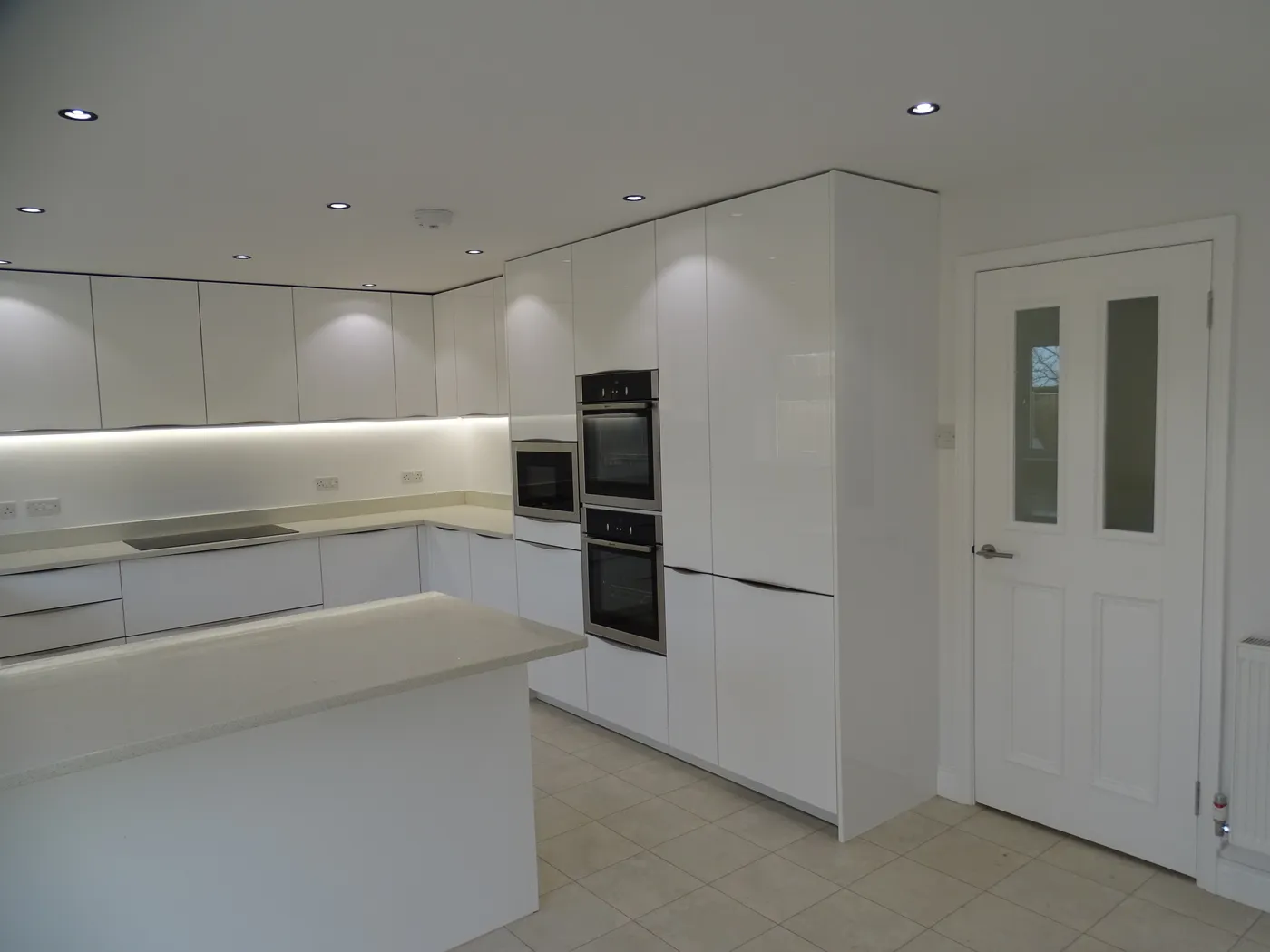 Handleless Gloss White Kitchen